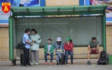 Hà Nội: Nhiều khách nước ngoài vẫn thờ ơ với khẩu trang nơi công cộng
